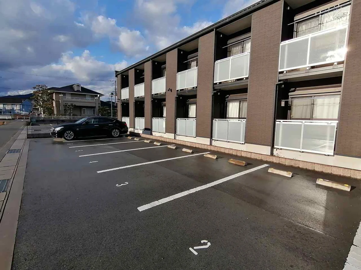 広めの駐車場で止めやすいです。