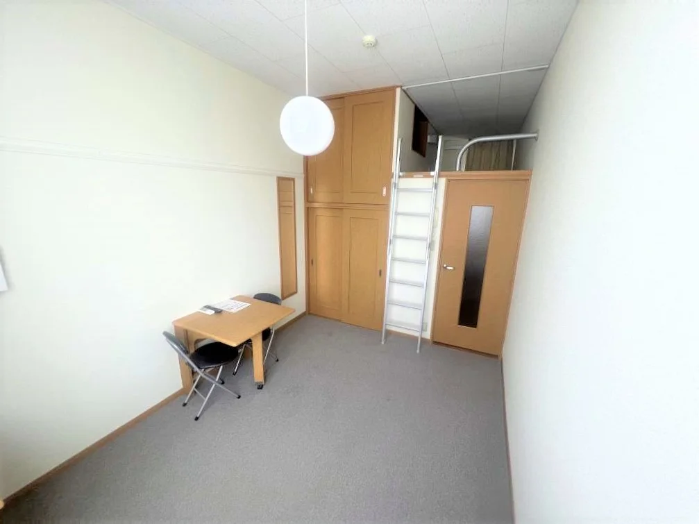 ワイドな窓にて明るいお部屋