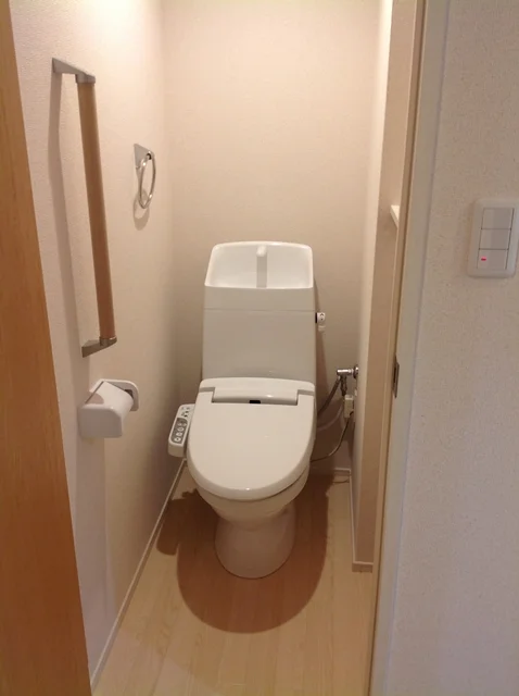 嬉しい温水洗浄便座付きトイレです。