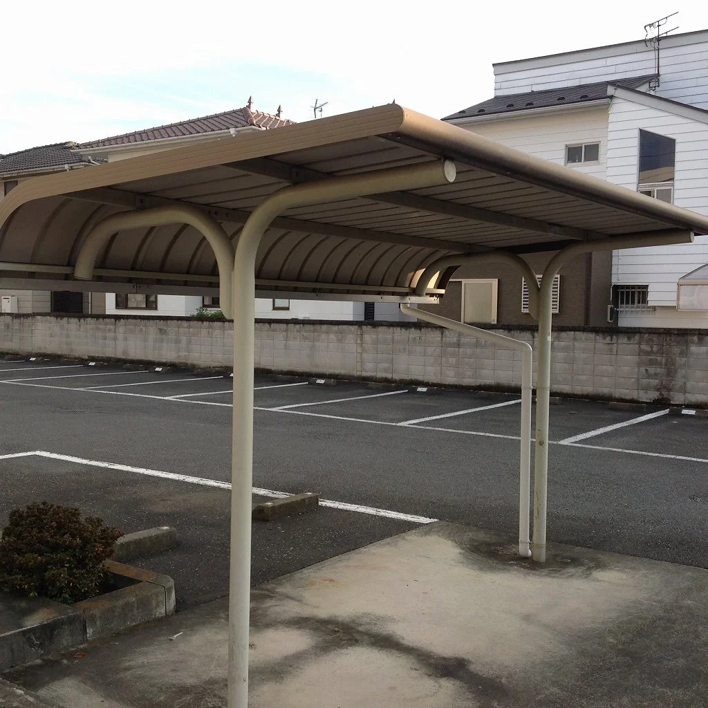 屋根付き駐輪場があります