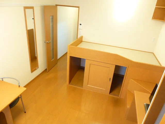 中央、造り付ベッド下部は収納になっています♪