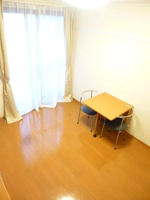 テーブルは、折りたたむ事もできますよ♪