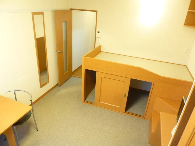 中央、ベッド下部は収納になっています♪