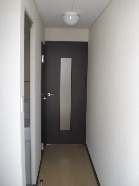 玄関から見た室内！扉があるので安心です