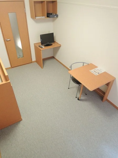 備え付けのテーブルは折りたたみ可能