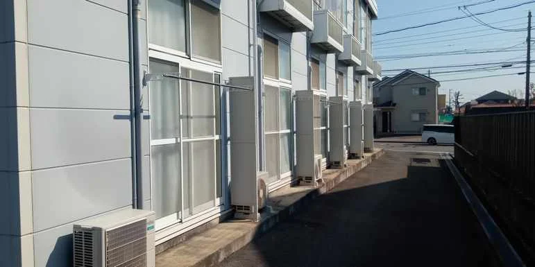 バルコニー無し。室外機設置のみ。