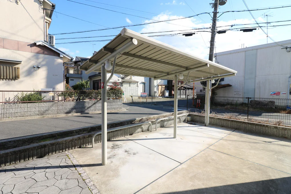 屋根付き駐輪場を完備（無料）※原動機付自転車までなら可