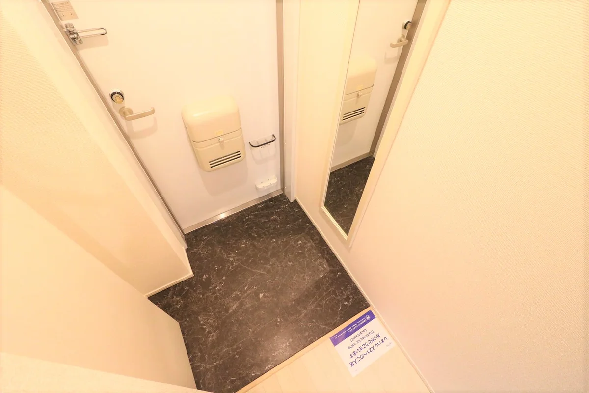 女性には嬉しい大型シューズボックス・外出前に姿見でチェック