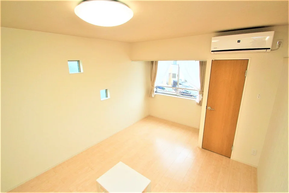 角部屋なので、サイドに小窓（開閉無し）が付いています。