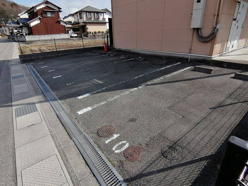 建物の北側と南側にあります。