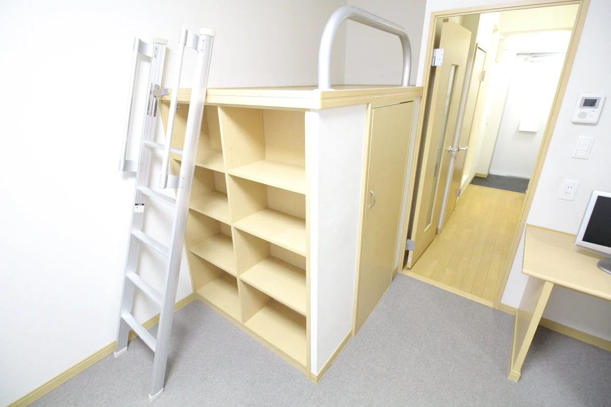 ベッド下に収納スペースあり！荷物が多くても十分に収まります