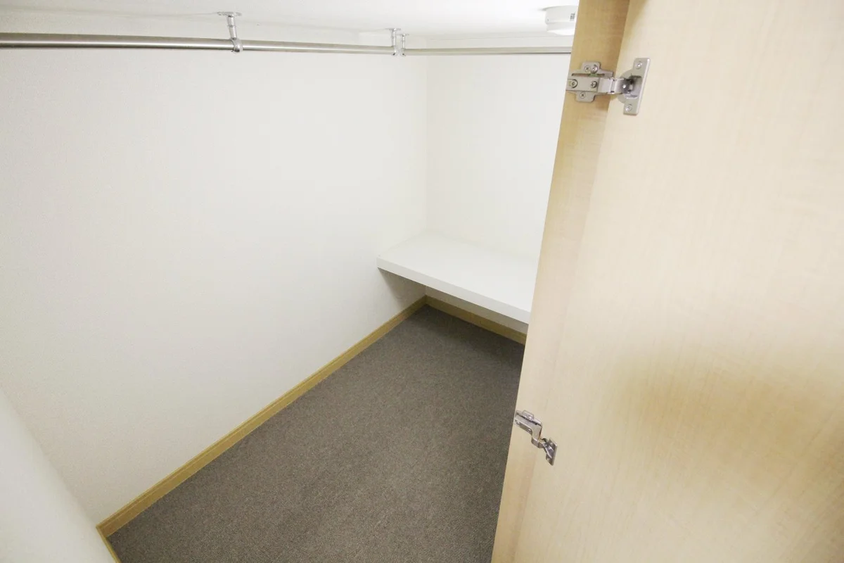大容量のベッド下のウォークインクローゼット。