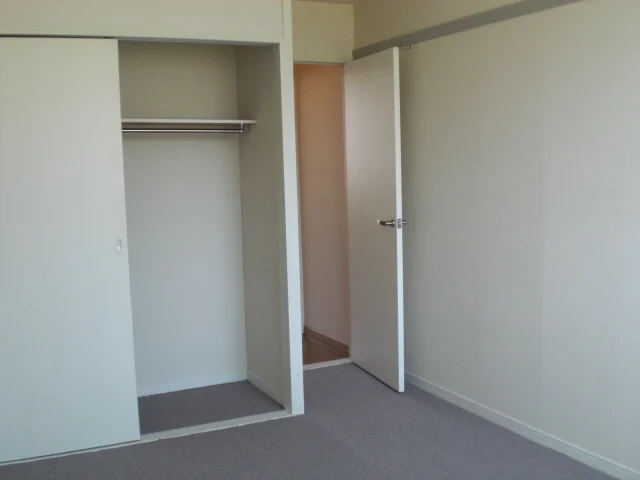 二階のお部屋はクローゼット付き。