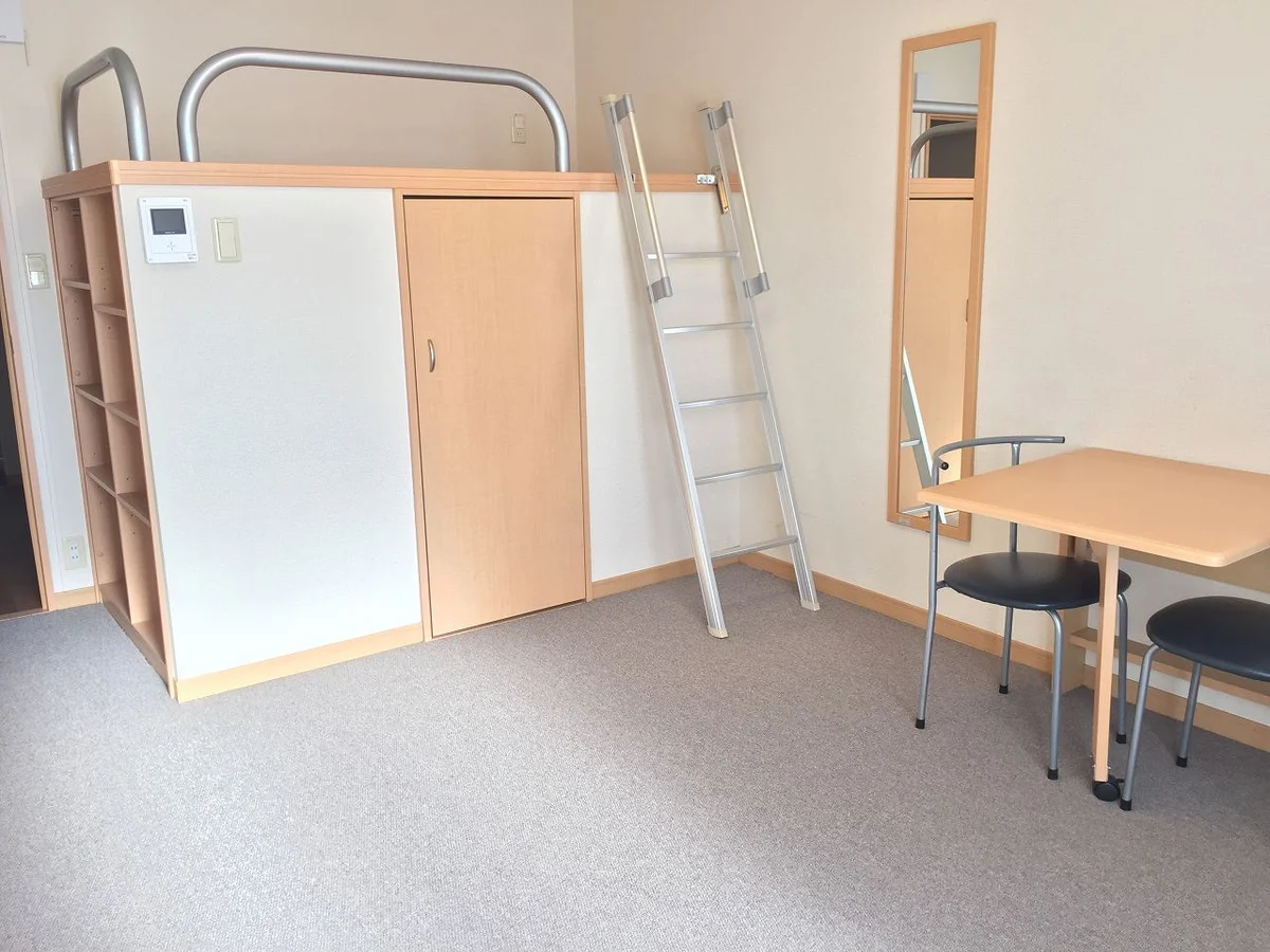 お部屋によって絨毯の色が異なります