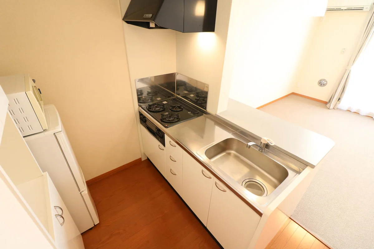 ３口ガスコンロ＋グリル付システムキッチンを完備