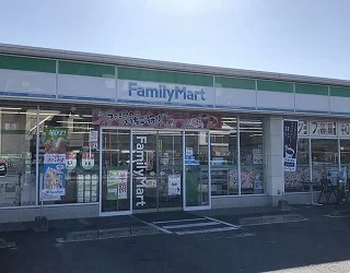 ファミリーマートまで359メートル。徒歩5分。