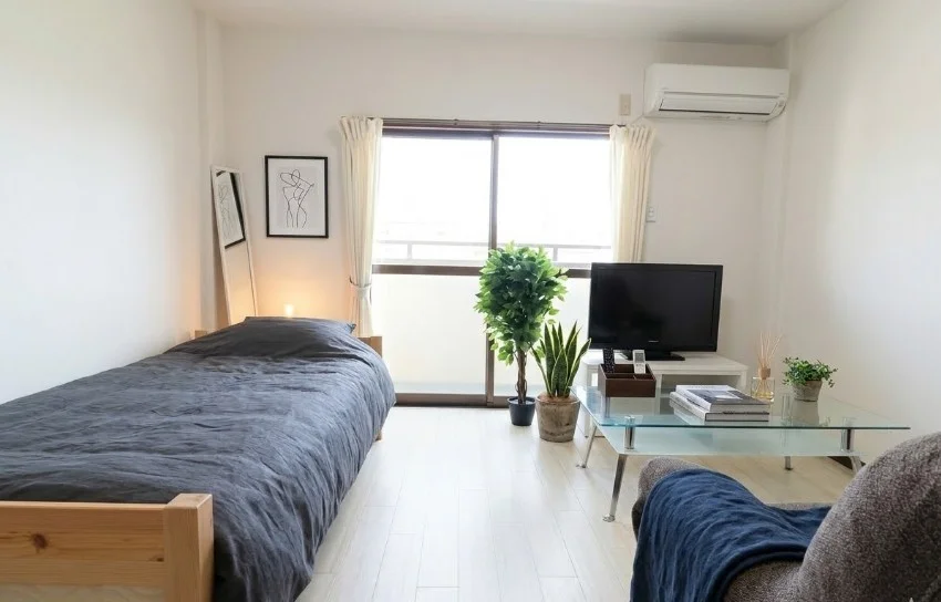 白を基調とした清潔感のあるお部屋です。　家具家電付きのマンスリーマンションでホテルより割安！※植木と額とクッションなどの装飾は写真用です。