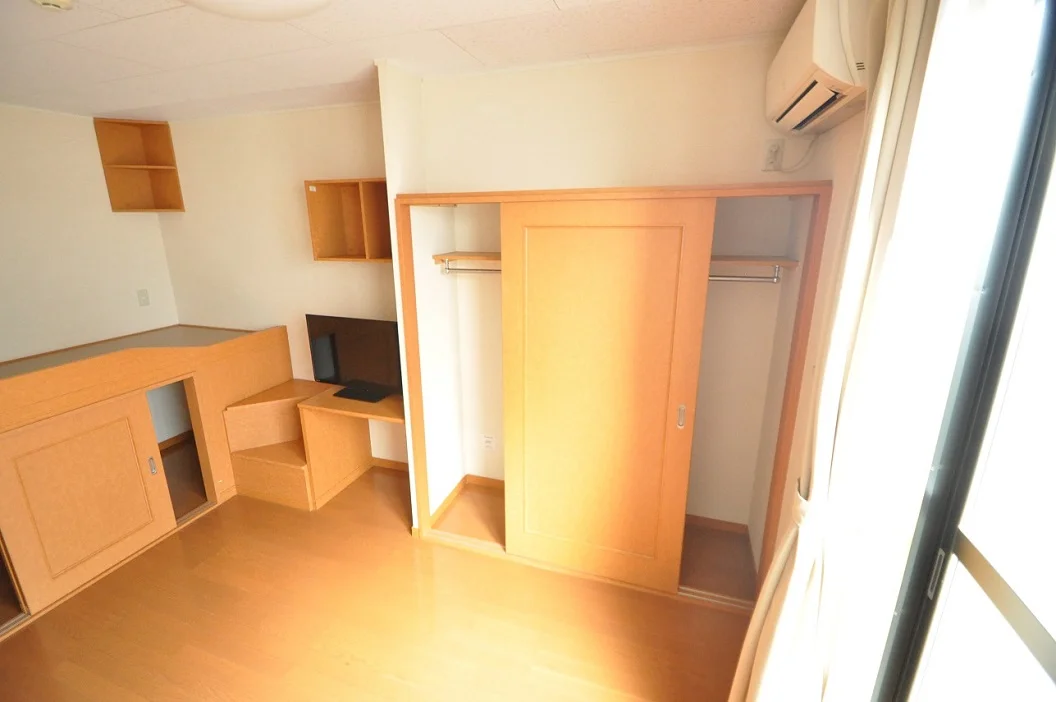 ベッド、テレビ台、テーブルも備え付けなので引越も楽!