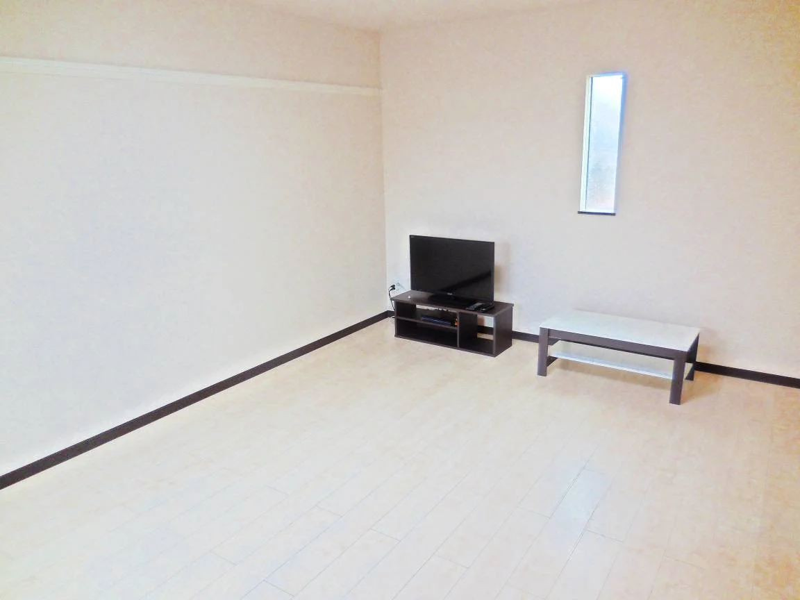 白×茶を基調としたシックな居室です。