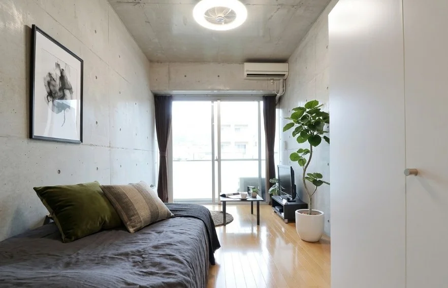 コンクリートの壁のため、スタイリッシュな印象が特徴です！　大き目のテレビがあり仕事終わりや休日など　ゆったりとリラックスしていただけるお部屋です♪※植木と額と装飾やクッションなどは写真用です。
