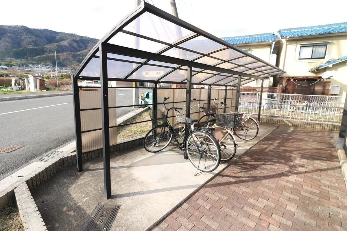屋根付き駐輪場を完備（無料）