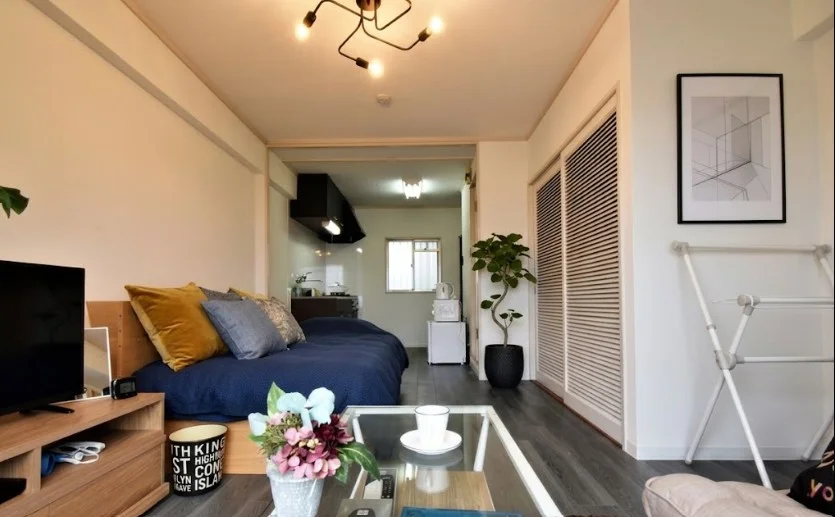 照明やインテリアがおしゃれな配色のお部屋！　家具家電付きマンスリーマンションでテレビや座椅子ありゆったりとくつろげる室内です♪※植木と額とクッションなどは写真用です。