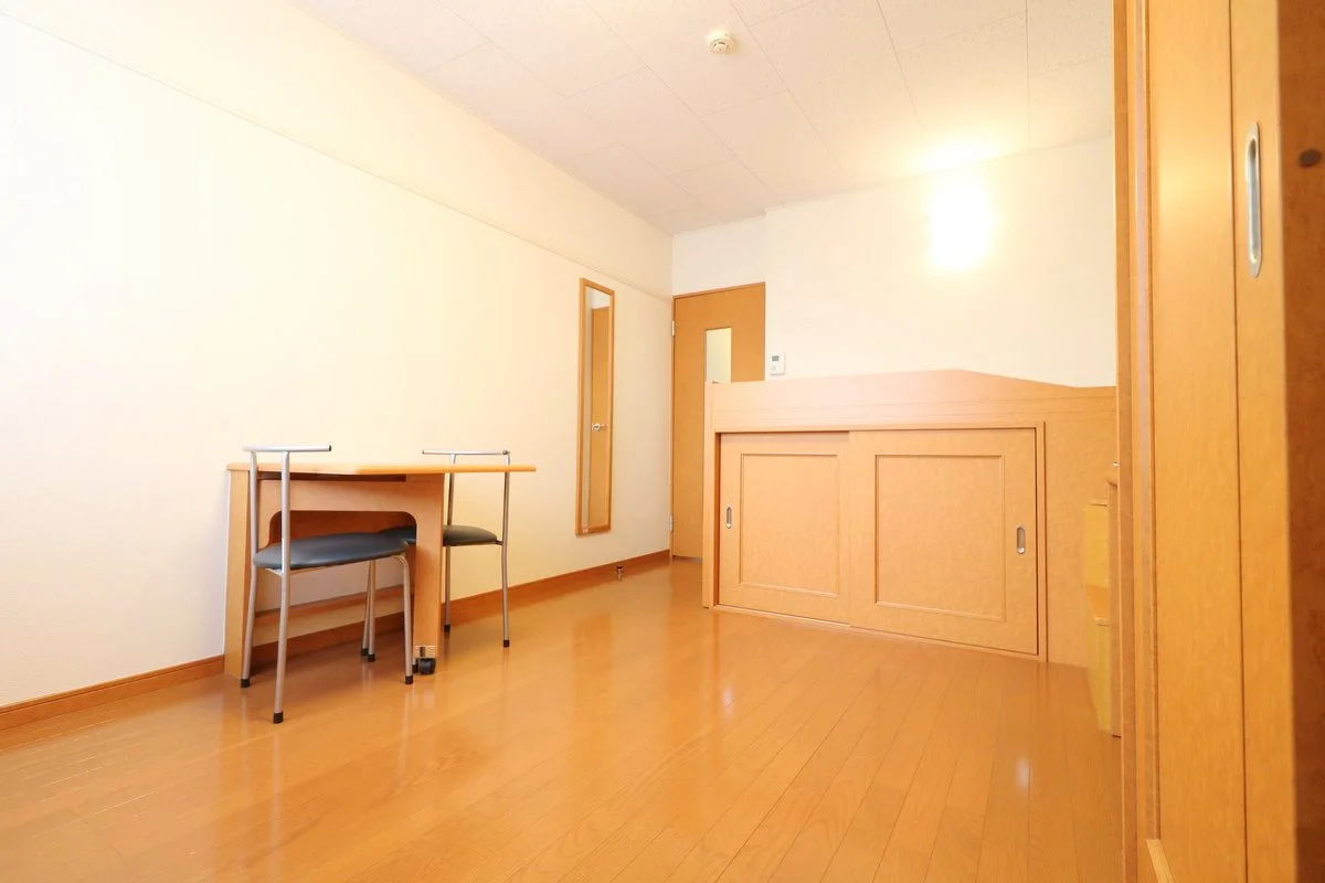 ベッド下に収納スペースあり！荷物が多くても十分に収まります