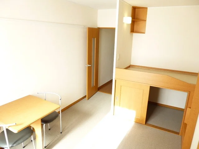 奥、造り付ベッド下部は収納になっています♪