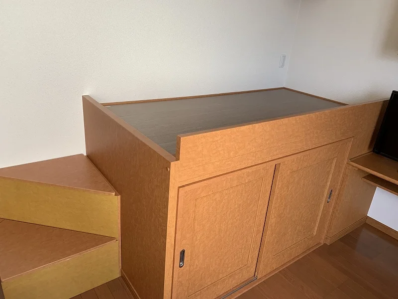 ベッド付き、ベッド下収納あり。