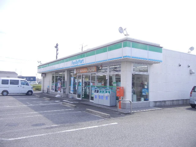 コンビニエンスストア　ファミリーマート　徒歩約6分