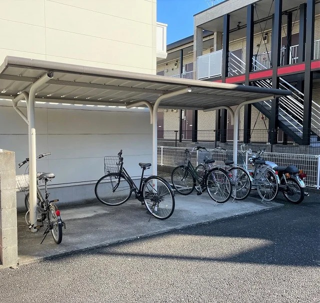 屋根付き駐輪場完備