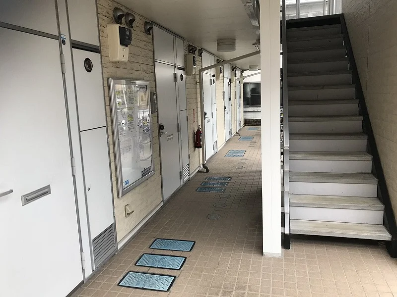 共用階段前