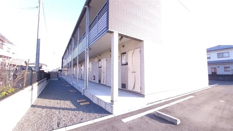 ベランダ側と建物側面に駐車場あり
