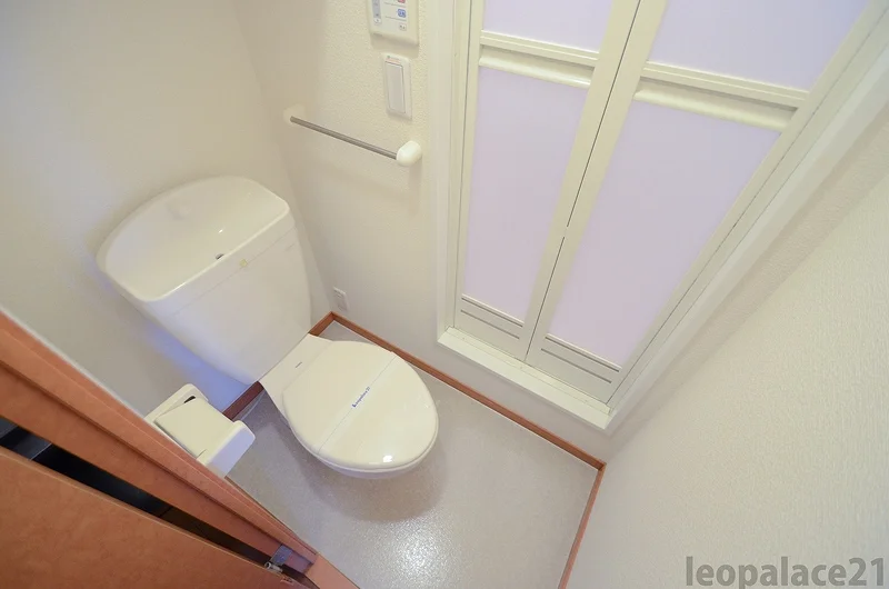 温水便座付きで快適生活、トイレ兼脱衣所としてご利用頂けます