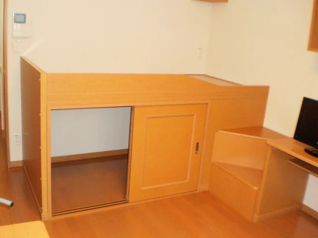 ベットの下は収納スペースになっています。