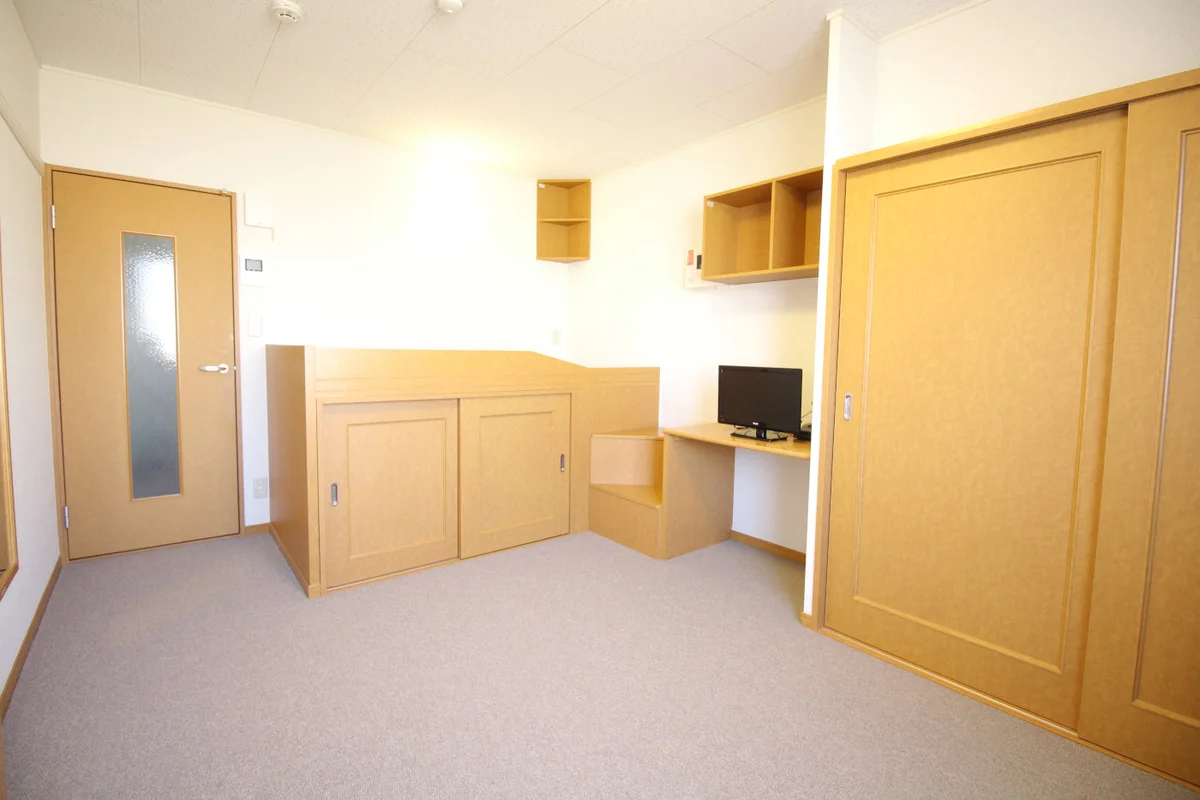 テーブルを折りたたむと、お部屋がさらに広く使えます♪