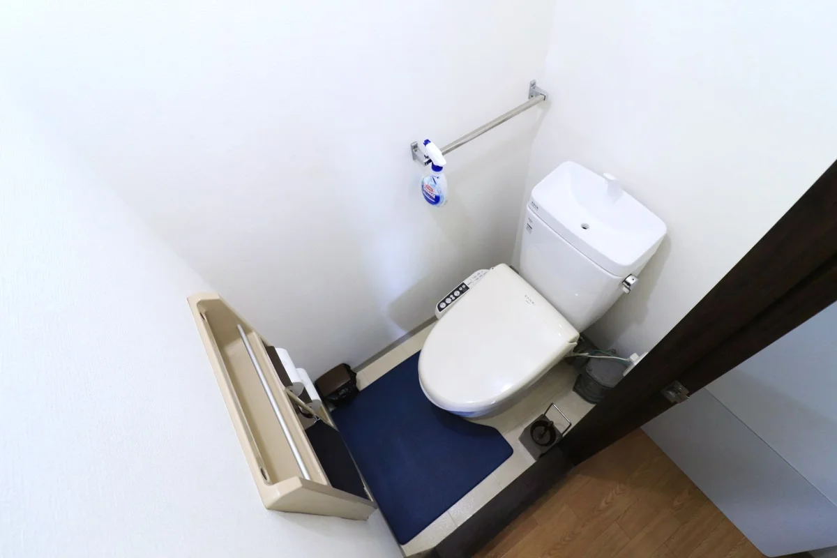 【トイレ画像】ウォシュレット付トイレです(*^^)v清掃道具もご用意しております☆彡出雲市ウィークリーマンションでは標準設備です♪