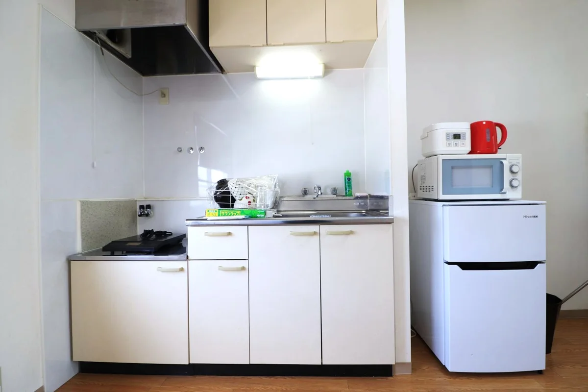 【キッチン画像】出雲市ウィークリーマンション♪冷蔵庫、電子レンジ、炊飯器、ケトル、調理器具や食器類もご用意しております(^^♪