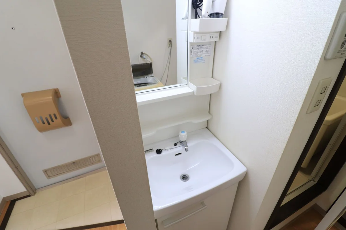 独立洗面台です♪洗濯機も室内に設置しており、出雲市ウィークリーマンションでは、洗濯用洗剤もご用意しており、ご入居後すぐにご利用が可能です(^^♪