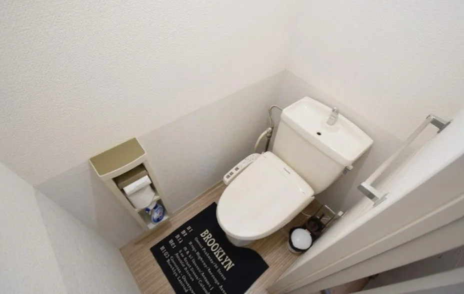 【トイレ画像】ウォシュレット付トイレです(*^^)v清掃道具もご用意しております☆彡鳥取県倉吉ウィークリーマンションでは標準設備です♪