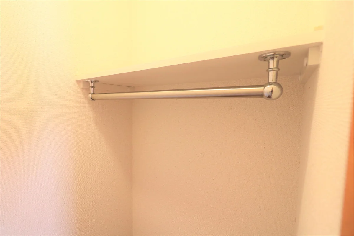 ハンガーパイプ付きでスッキリ収納
