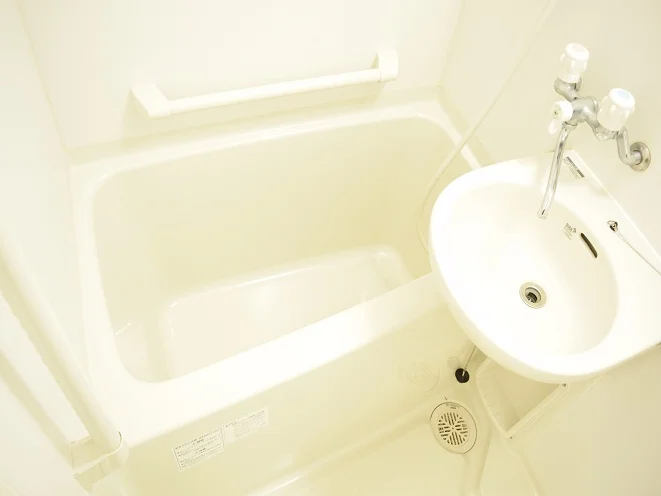 お風呂とトイレは別になっております。