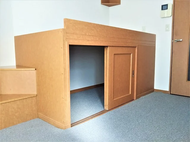 ハイベッド仕様。内部にもお荷物収納頂けます♪