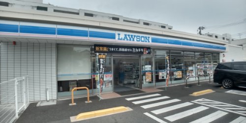 最寄りのコンビニまで徒歩４分（３００ｍ）です。