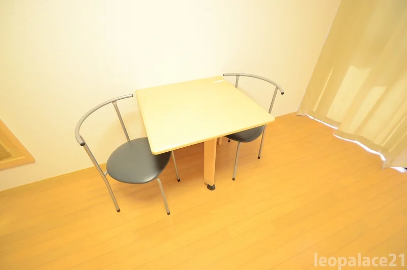 テーブル・椅子設置済み