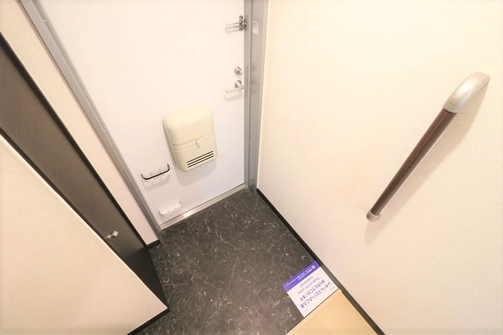 女性には嬉しい大型シューズボックス・外出前に姿見でチェック