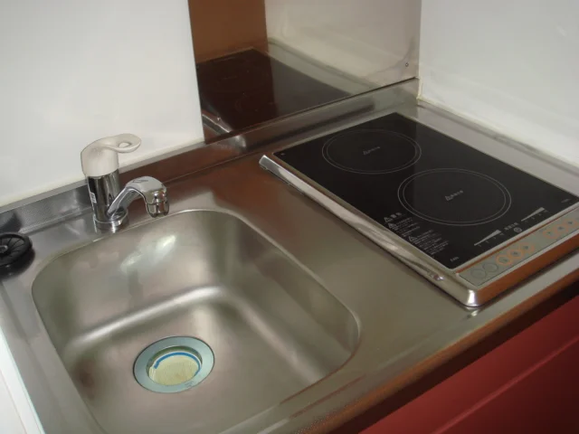 キッチンは収納棚が付いてます。