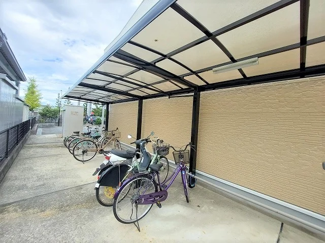 屋根付き駐輪場（無料）