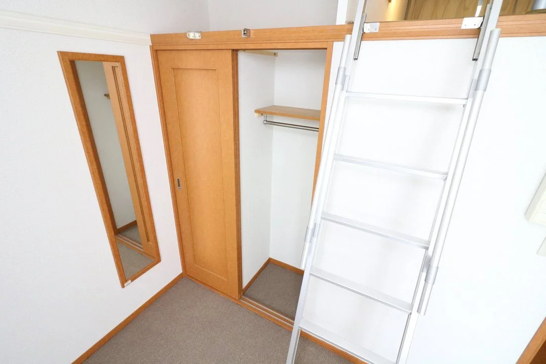 クローゼットには収納棚もついて収納便利です。