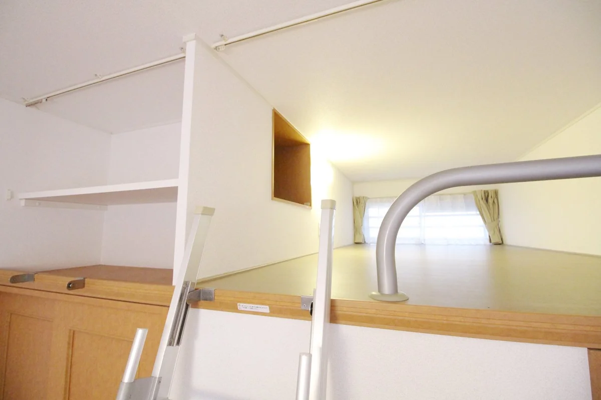 ロフトは大きく広々スペースで収納として使えます。